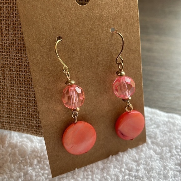 Jewelry - 💐5/25 mother of pearl natural shell faceted acrylic bead gold tone dangle
